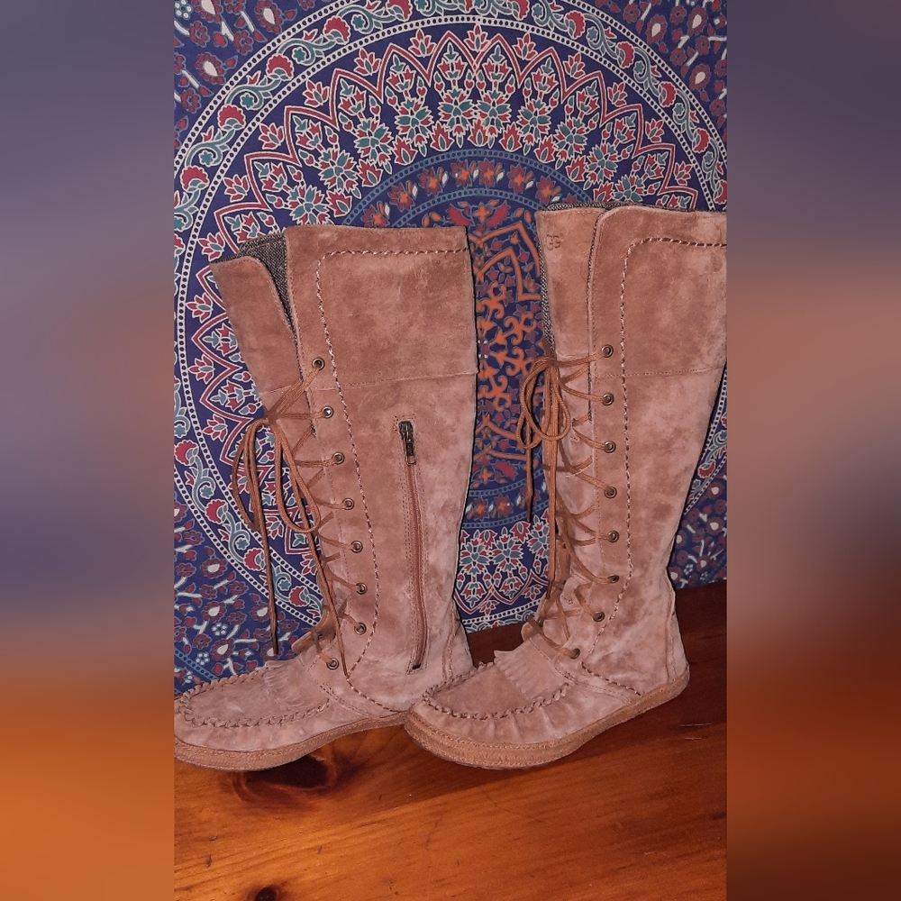 NWOT Ugg moccasin boots!